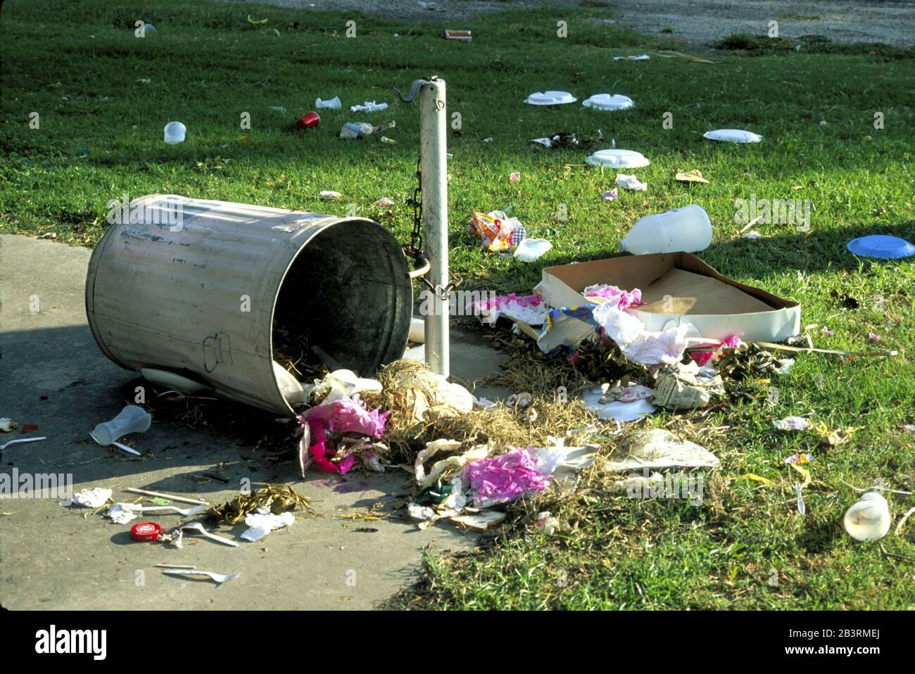 San Antonio Texas USA: Trashcan renversé avec des contenus éparpillés dans le parc public.©Bob Daemmrich Banque D'Images