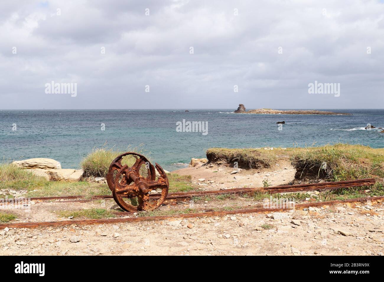 Reste après l'exploitation de granit sur l'île Ile Grande à Pleumeur-Bodou en Bretagne, France - rails et roues rouillées Banque D'Images