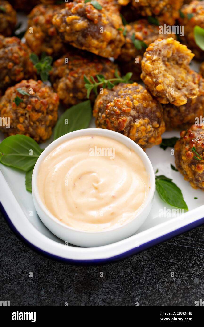 Boulettes de Sauasage avec fromage et sauce trempée Banque D'Images