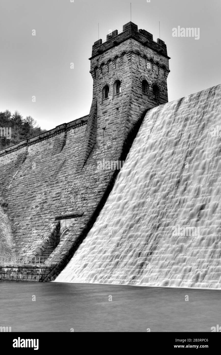 Derwent Dam Wall, débordement d'eau, vallée du derwent supérieur, district de pointe du Derbyshire, Angleterre, Royaume-Uni Banque D'Images