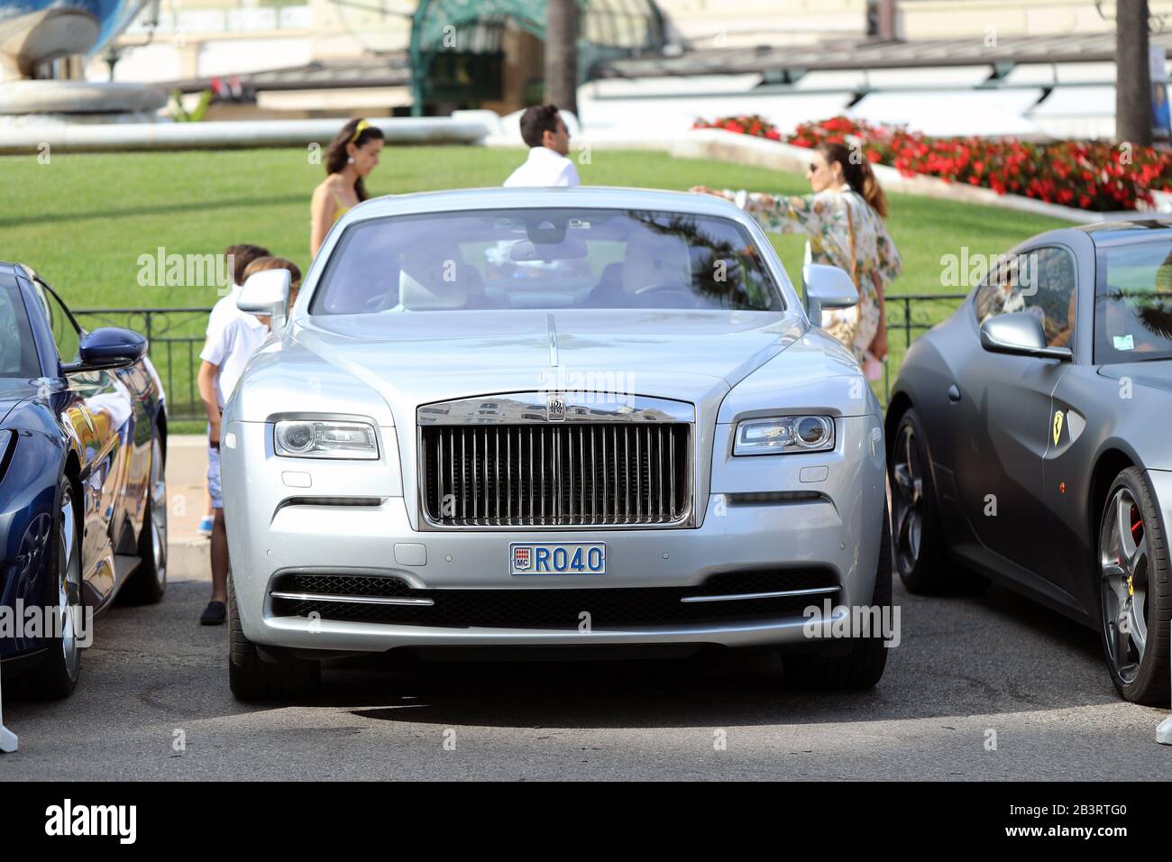 Monte-Carlo, Monaco - 20 Juin 2019 : Luxueux Rolls-Royce Stationné Sur La Place Du Casino À Monte-Carlo, Monaco. Vue De Face Rapprochée Banque D'Images