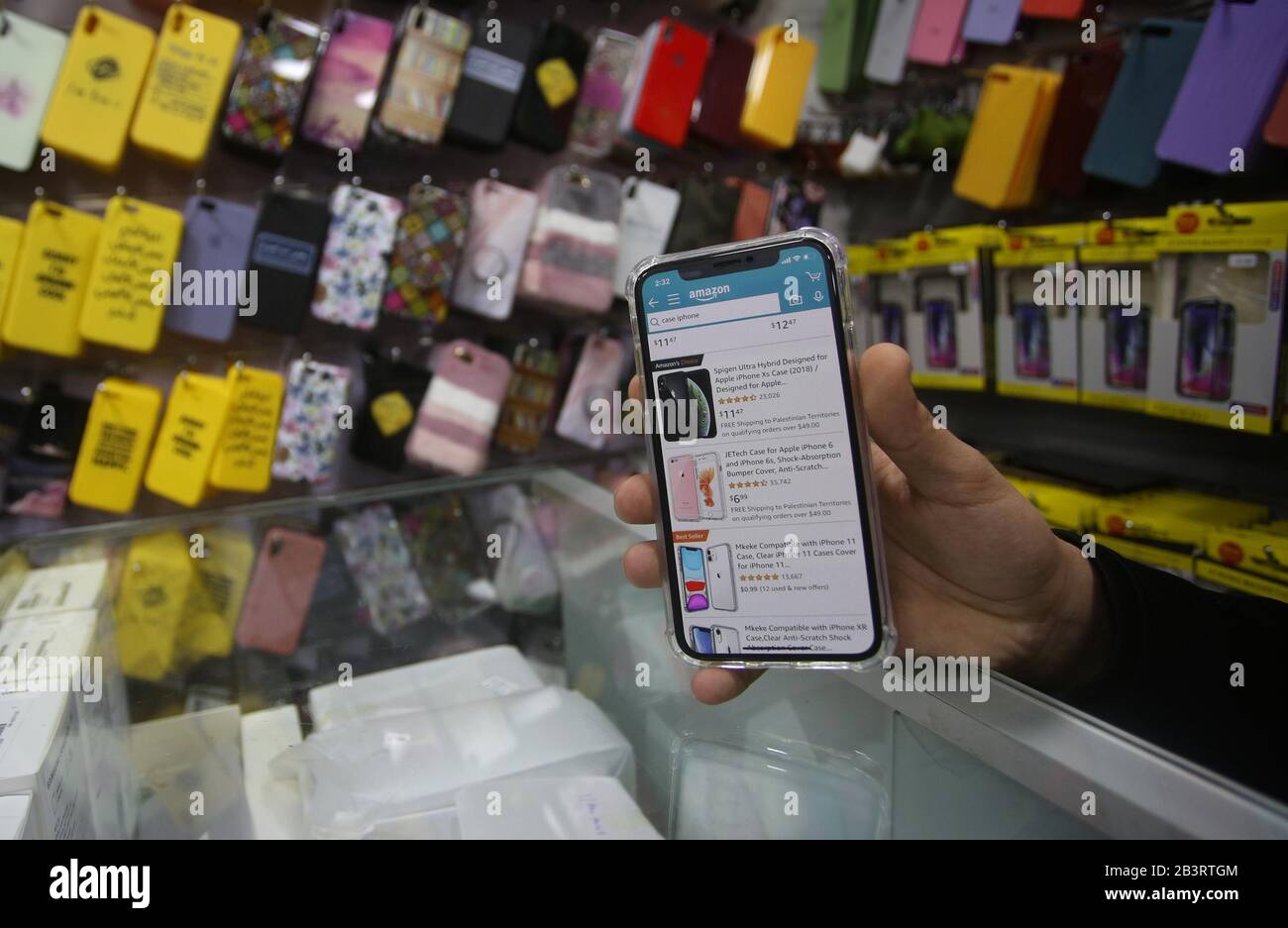 Naplouse. 5 mars 2020. Une boutique palestinienne en ligne sur le site Web  d'Amazon par téléphone portable dans un magasin de la ville de Naplouse en  Cisjordanie, le 5 mars 2020. POUR