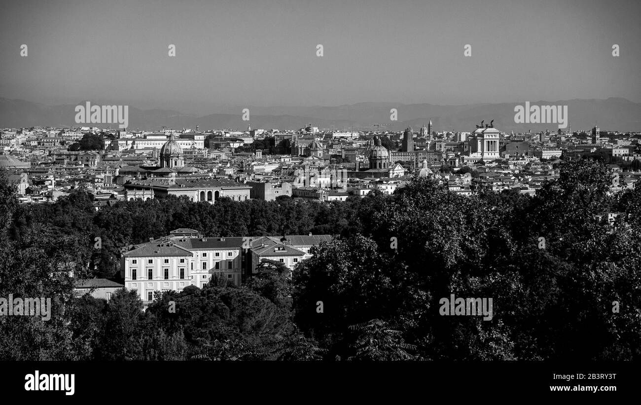Rome, Italie, Europe : image panoramique du centre de Rome depuis la terrasse de la colline du Janiculum Banque D'Images