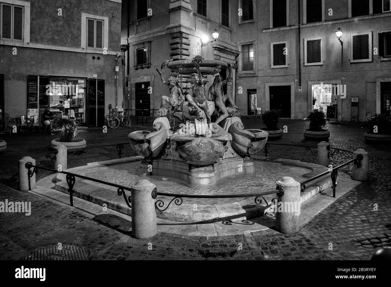Rome, Italie, Europe: La fontaine de tortues est une fontaine à Rome qui est située sur la petite Piazza Mattei, dans le métique Sant'Angelo Banque D'Images