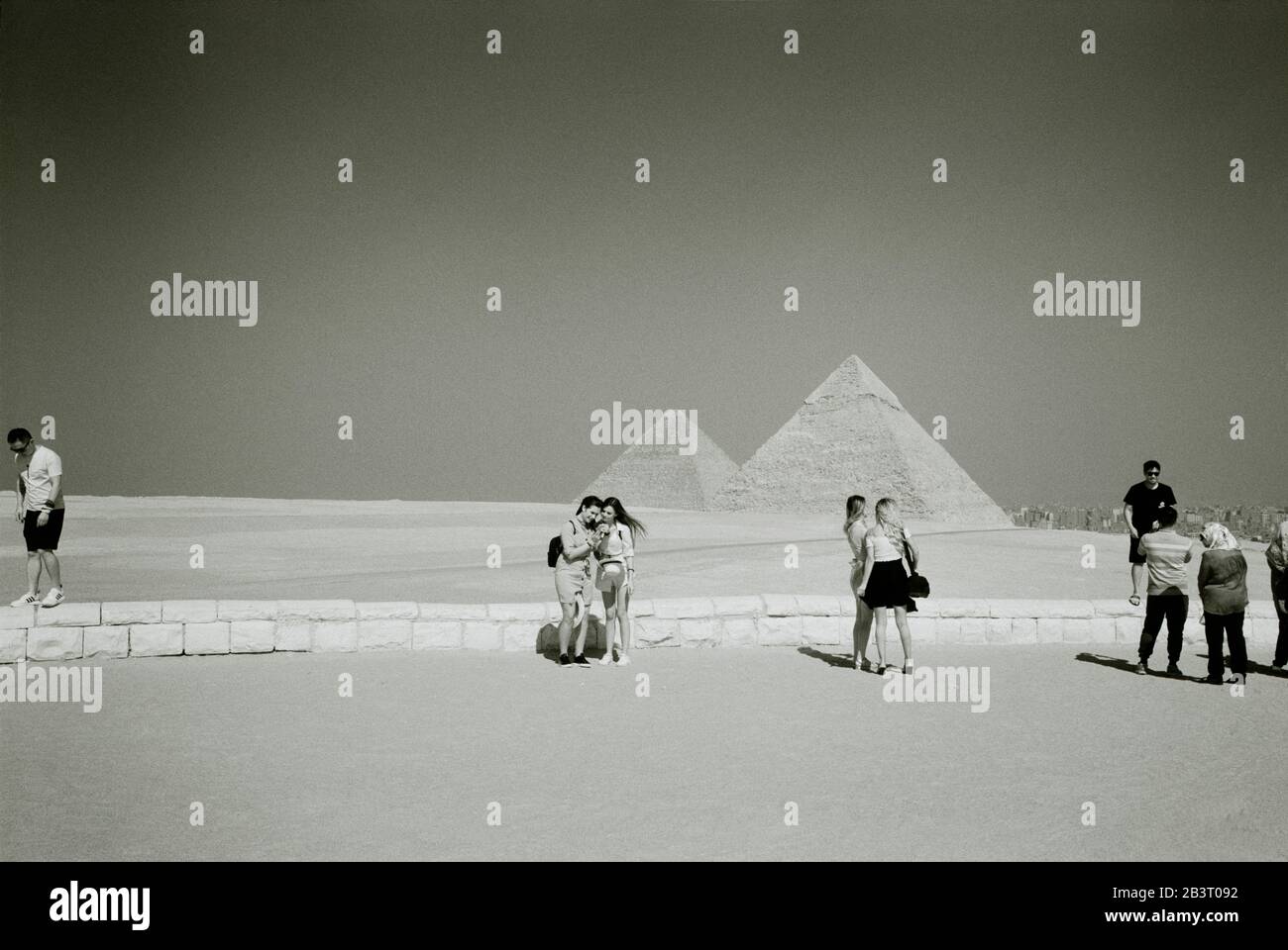 Photographie de voyage en noir et blanc - touristes à la Pyramide de Khafre et la Grande Pyramide aux pyramides de Giza le Caire en Egypte en Afrique du Nord Banque D'Images