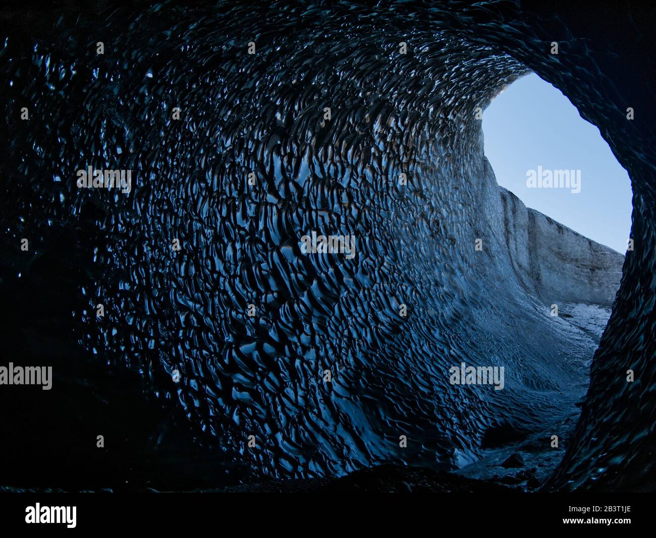 La sortie latérale d'une grotte de glacier bleue en Islande Banque D'Images