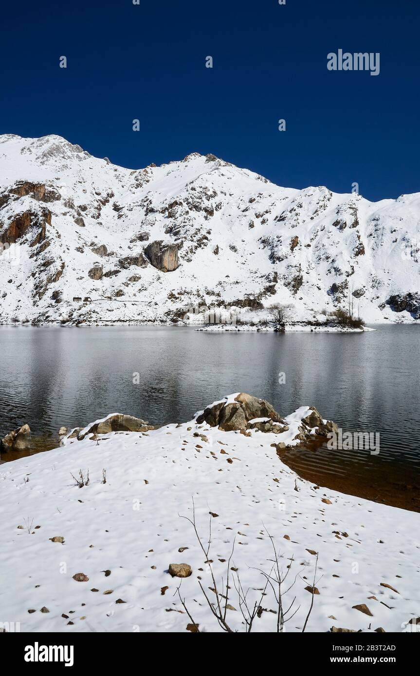 Paysage enneigé d'hiver du lac de montagne du Lago del Valle et pics de montagne escarpés en une journée ensoleillée (Valle del Lago, Soriedo Natural Park, Asturies, Espagne) Banque D'Images