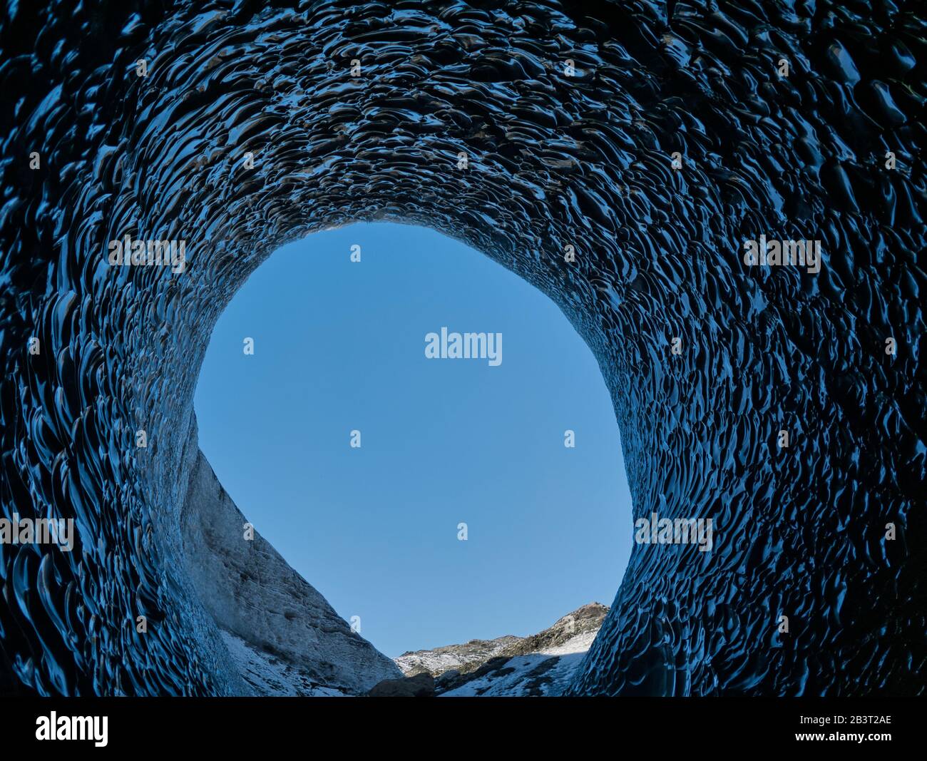 La vue de la grotte du glacier bleu au ciel bleu Banque D'Images