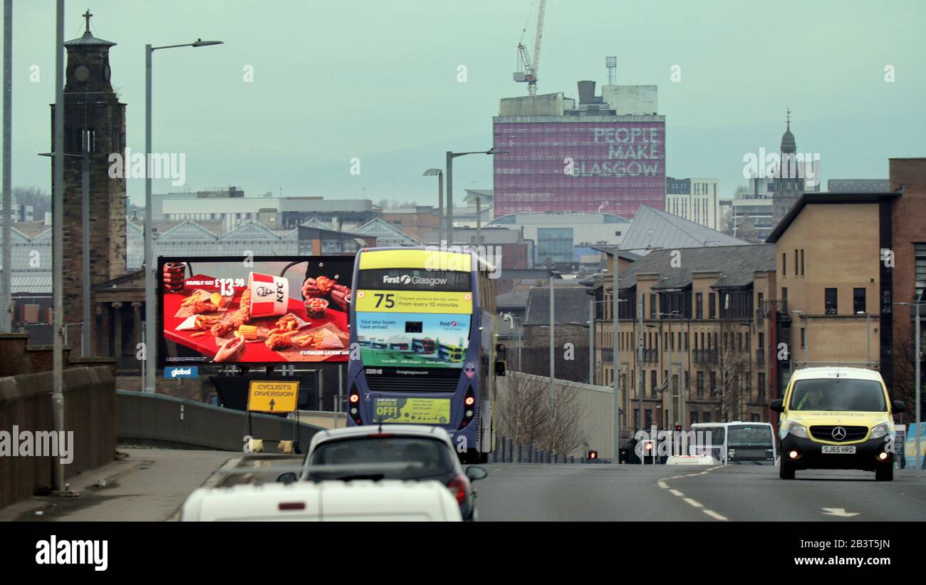 Glasgow, Écosse, Royaume-Uni, 5 mars 2020 : les personnes roses emblématiques font du signe Glasgow le signe qui dominait la place centrale de George et était visible de partout dans la ville, montré ici de gorbales croix demises avec la vente de l'ancien bâtiment de l'université de Glasgow pour les bureaux. Copywrite Gerard Ferry/ Alay Live News Banque D'Images