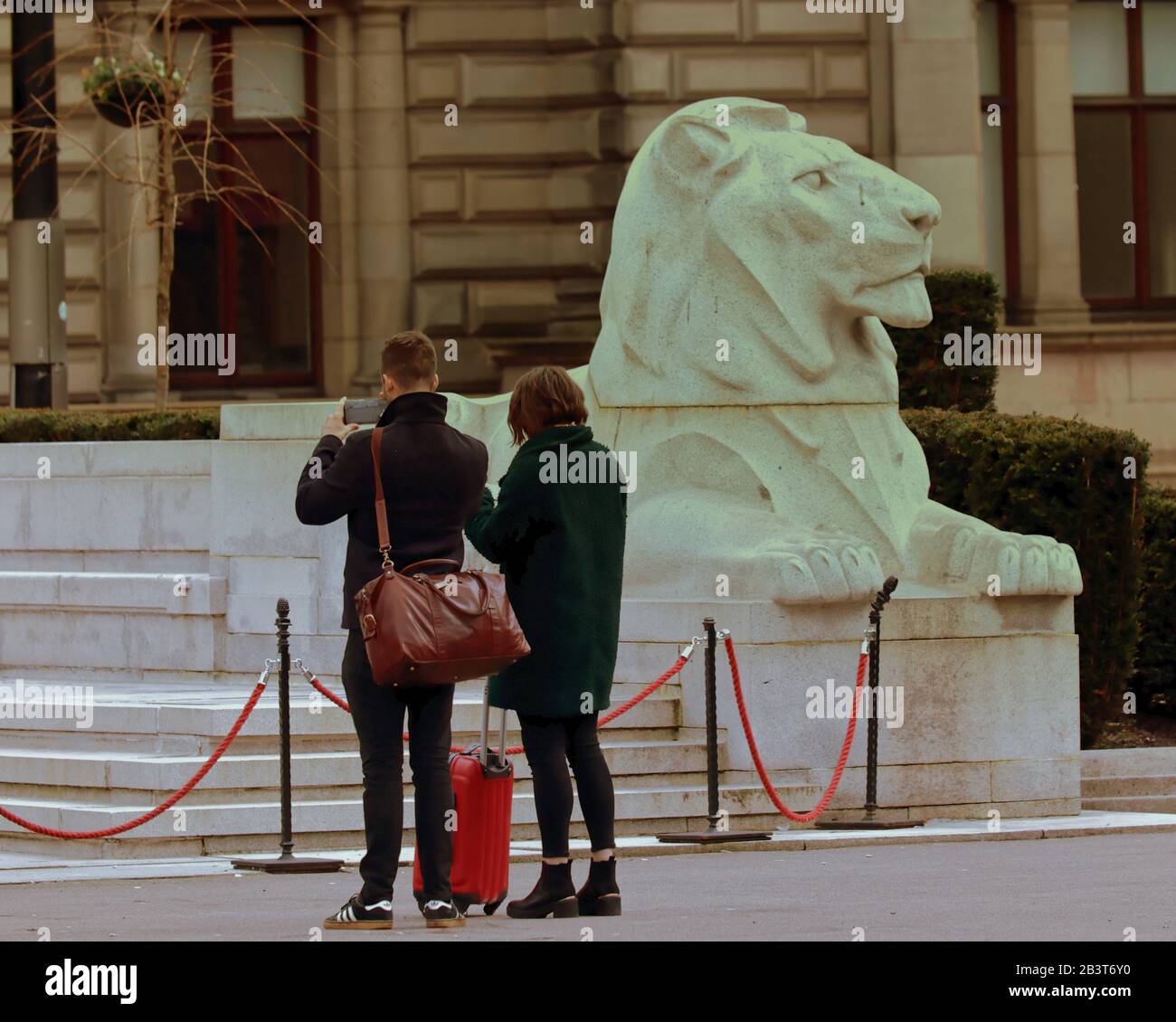 Glasgow, Écosse, Royaume-Uni, 5 mars 2020 : les personnes roses emblématiques font du signe Glasgow le signe qui dominait la place centrale de George et était visible de partout dans la ville demises avec la vente de l'ancien bâtiment de l'université de Glasgow pour les bureaux. Copywrite Gerard Ferry/ Alay Live News Banque D'Images