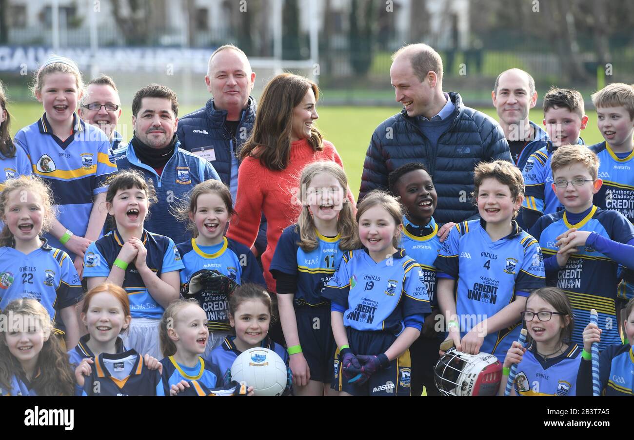 Le duc et la duchesse de Cambridge pose pour une photo de groupe lors d'une visite au Salthill Knocknacarra GAA Club à Galway, où ils apprendront plus sur les sports traditionnels pendant le troisième jour de leur visite en République d'Irlande. Photo PA. Date De L'Image: Jeudi 5 Mars 2020. Voir l'histoire de PA ROYAL Cambridge. Crédit photo devrait lire: Facundo Arrizabalaga/PA Fil Banque D'Images