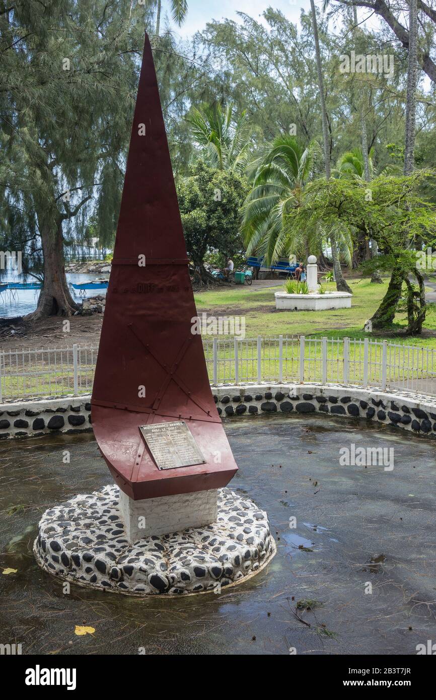 Polynésie française, Îles de la Société, Tahiti, Vénus point, monuments commémoratifs aux missionnaires et capitaine Cook (loin) Banque D'Images
