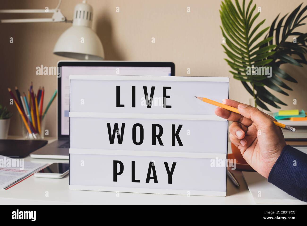 Concepts de Live Work Play avec texte sur la case de lumière sur la table de bureau dans le bureau à domicile.équilibre de la vie.émotion positive à la réussite Banque D'Images