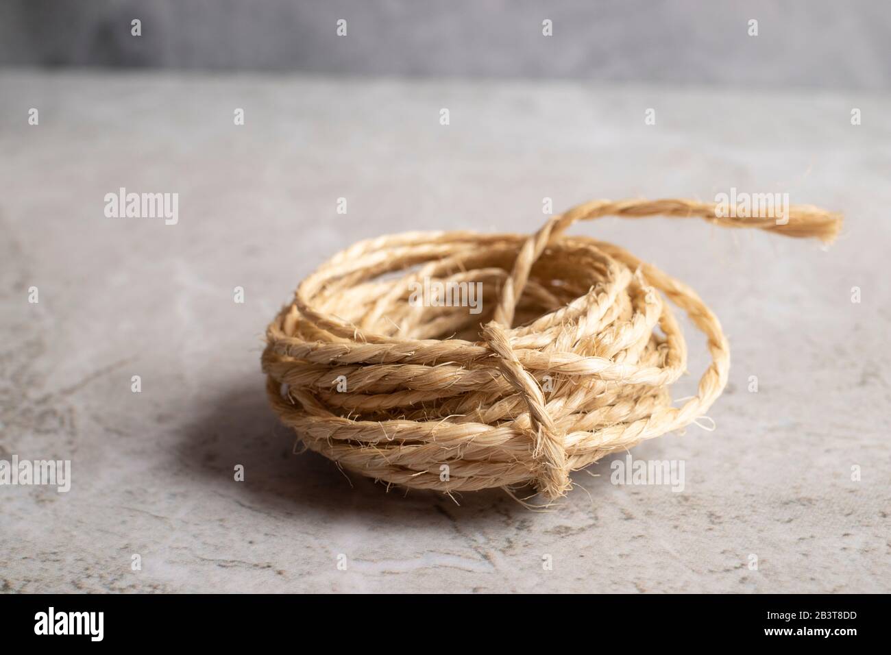 Vue d'un rouleau de corde sur un fond doré Banque D'Images