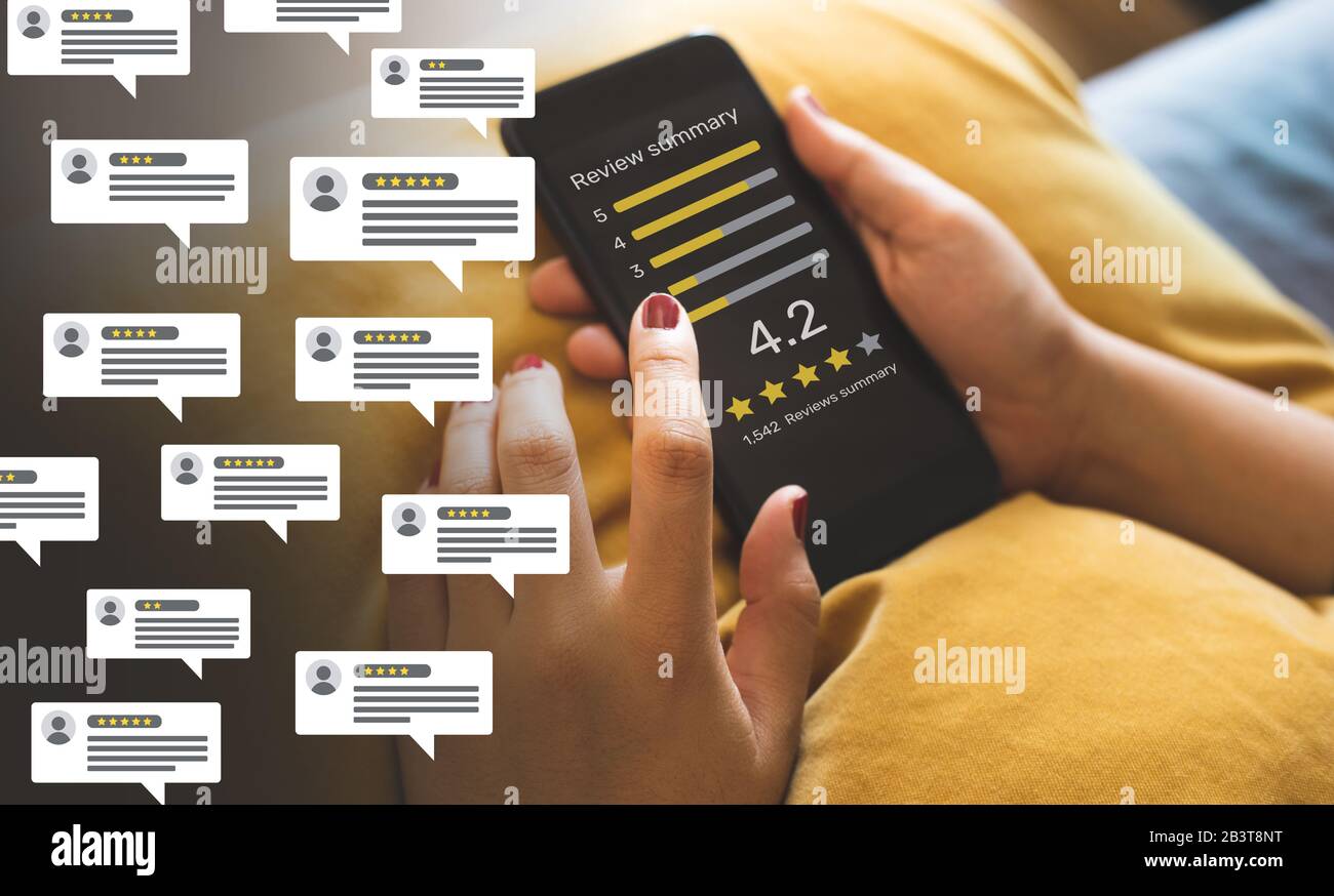 Les clients examinent les concepts avec des personnes qui font des bulles d'opinion sur les commentaires et les smartphones. Évaluation ou commentaires pour le style de vie evaluate.innovation Banque D'Images