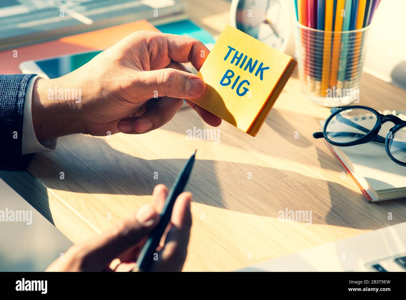 Pensez aux concepts grands et de créativité avec la jeune personne écrivant le texte sur notepaper.business but-plan-action.motivation du succès Banque D'Images