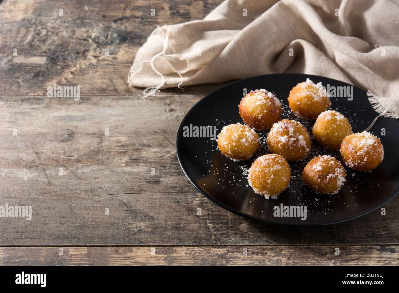 Beignets de carnaval ou buñuelos de viento pour la semaine Sainte sur table en bois Banque D'Images