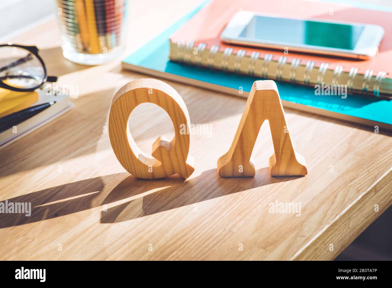 Q & UN concepts avec une maquette de lettre sur table de bureau.idées de solution d'affaires Banque D'Images
