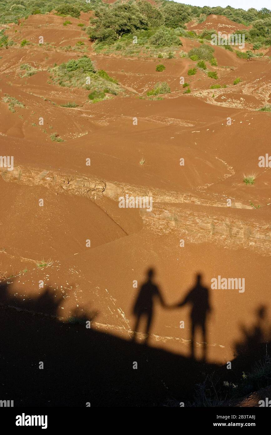 Paysage de ruines, Canyon du Diable, couple des ombres, marcheurs à Saint Jean de la Blaquiere, Occitanie France Banque D'Images