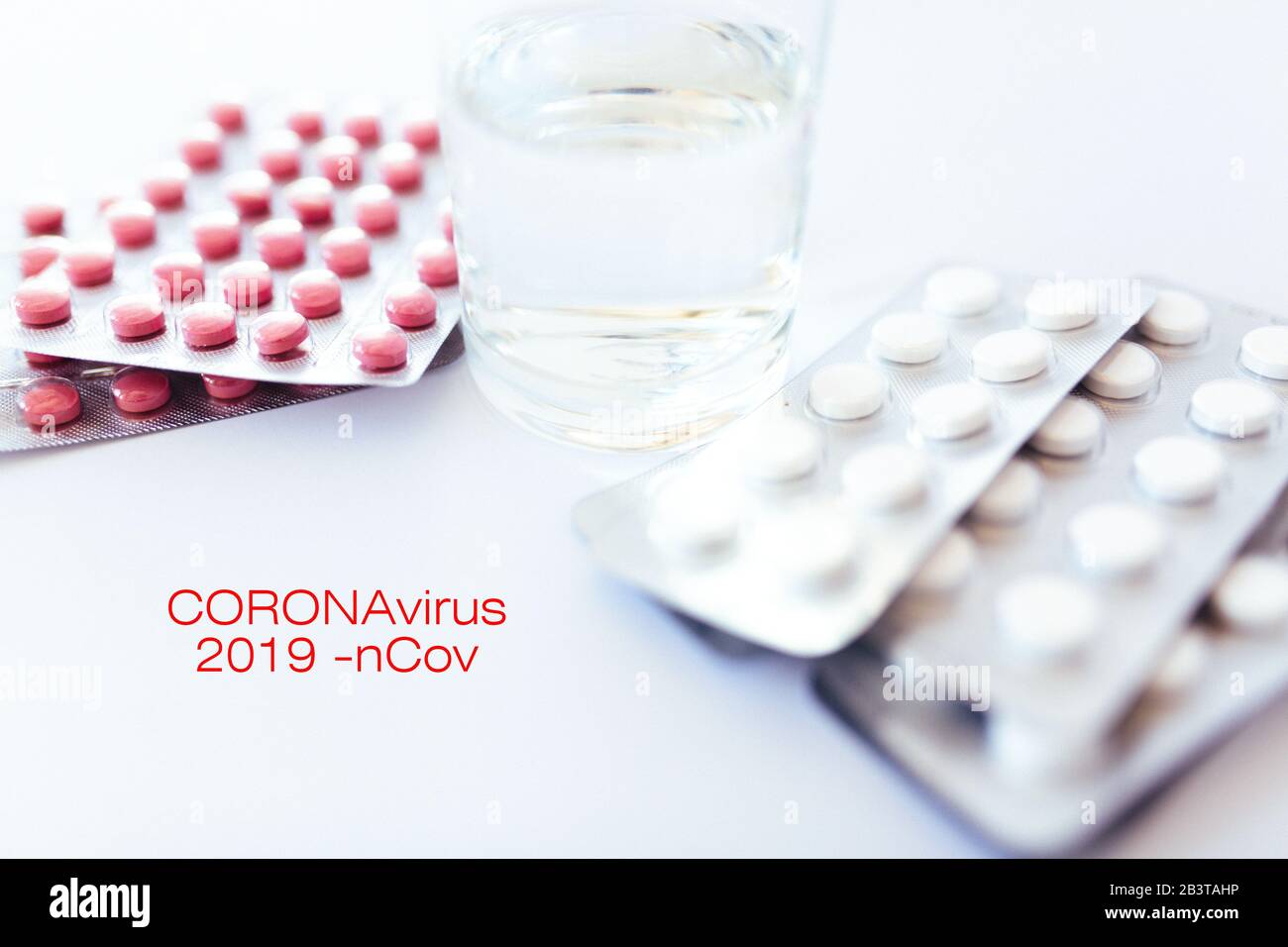 Assortiment de pilules, comprimés et capsules de médecine pharmaceutique sur fond blanc. Pilules sur la table avec un verre d'eau. Sujets médicaux. Virus et coronovirus. Vue de dessus, place pour le texte. Banque D'Images