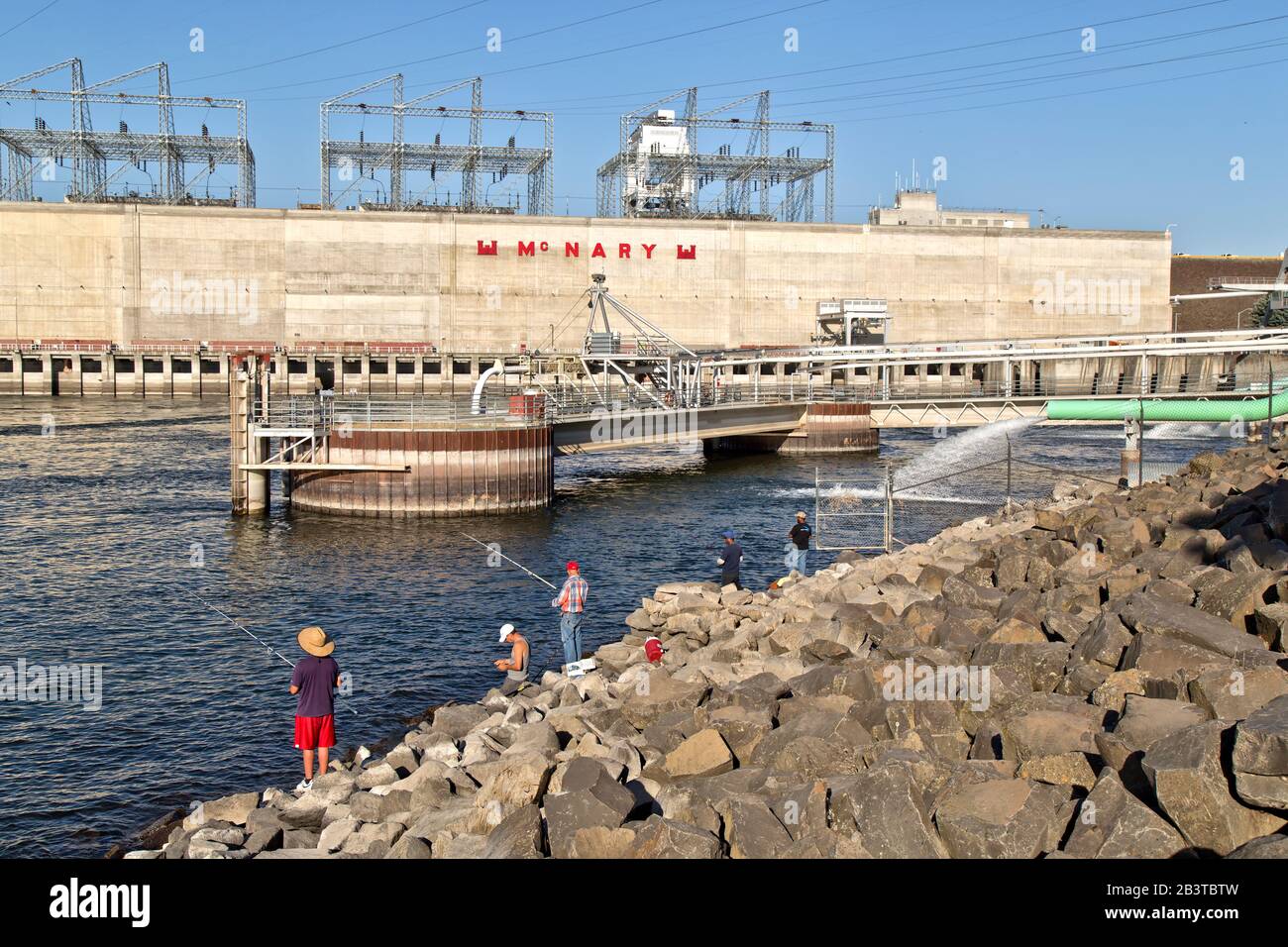 Barrage et écluse McNary, centrale électrique, échelle de pêche, pêcheurs, gorge de la rivière Columbia. Banque D'Images