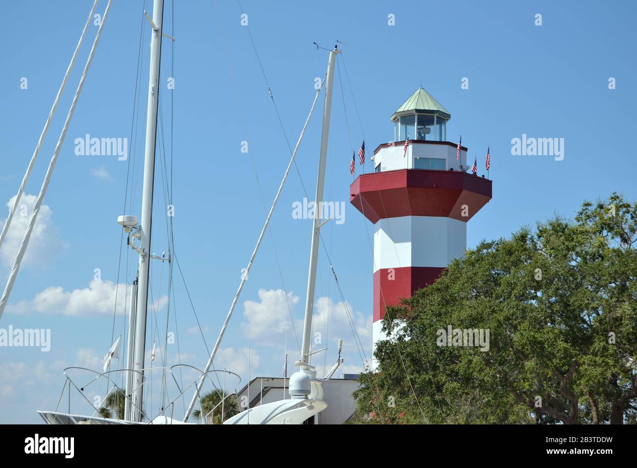 Phare derrière les arbres et avec des yachts à Harbour Town, Hilton Head Island. Banque D'Images