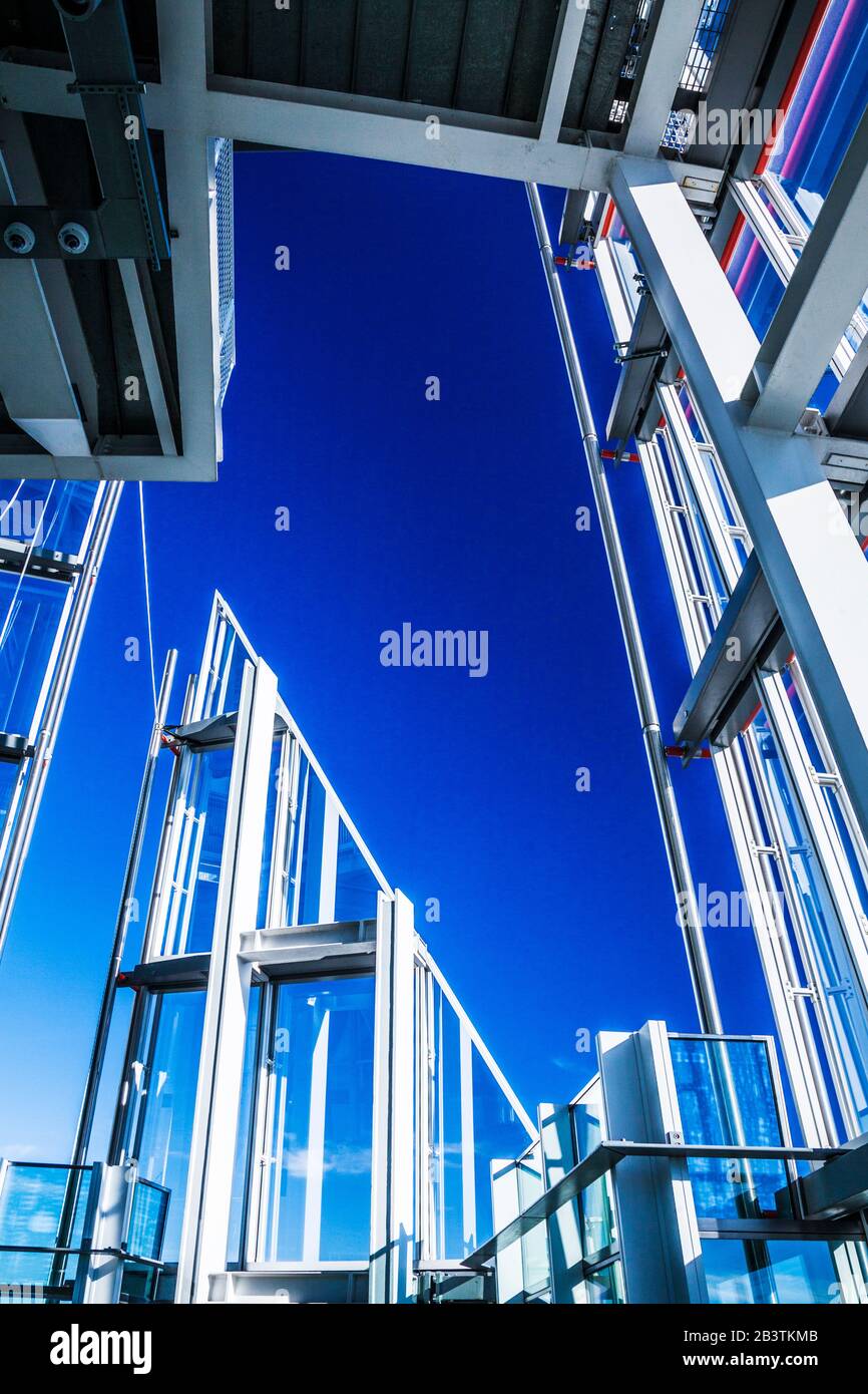 Une image abstraite regardant vers le sommet du Shard à Londres. Banque D'Images