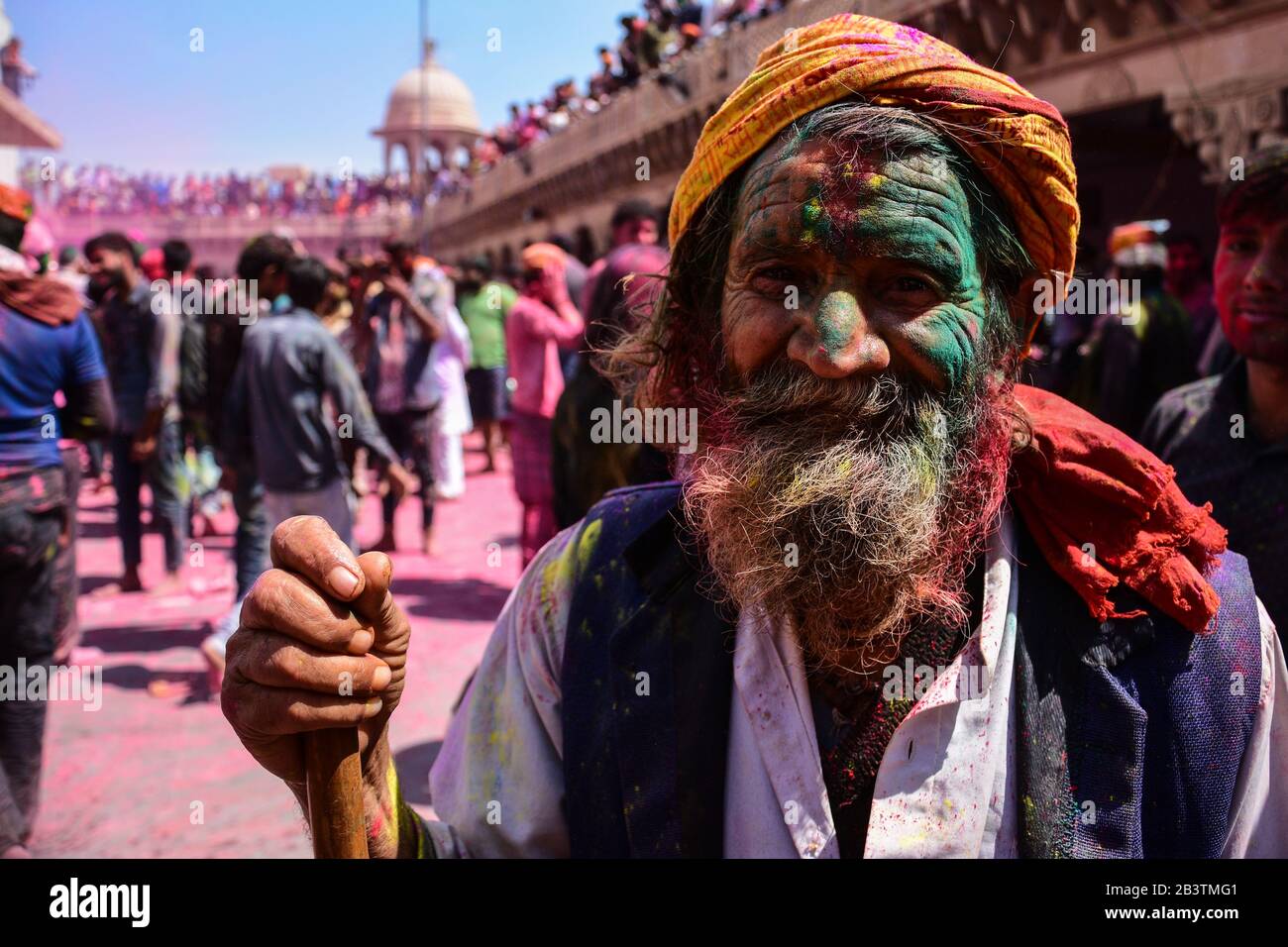 Un homme âgé daubed dans les couleurs prend part pendant le festival.Hali Festival de l'Inde est l'une des plus grandes célébration de Hali en Inde que de nombreux Touristes et passionnés se réunissent pour observer ce programme coloré. Banque D'Images