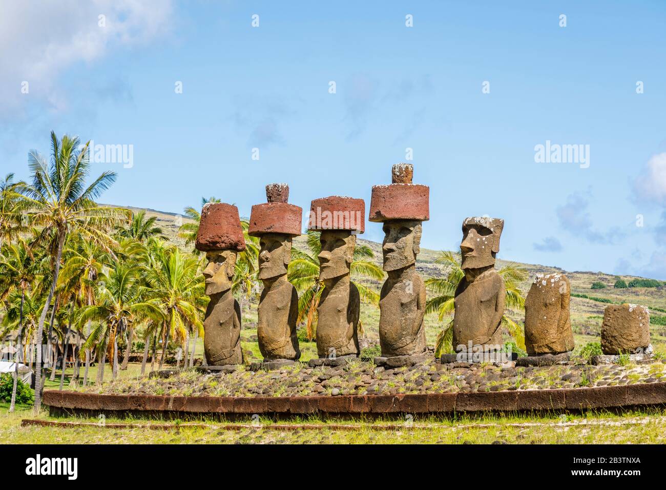 AHU Nao-Nao avec sa rangée de moai restauré debout, certains avec des noeuds de dessus (pukao), sur la plage d'Anakena sur la côte nord de l'île de Pâques (Rapa Nui), Chili Banque D'Images