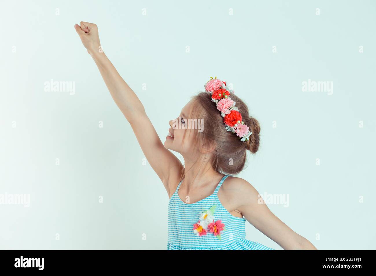 Super-héros fille en vol. Joli jeune américain caucasien heureux sourire  enfant portant une robe bleue dépouillée et le bandeau floral voler à  travers l'air i Photo Stock - Alamy