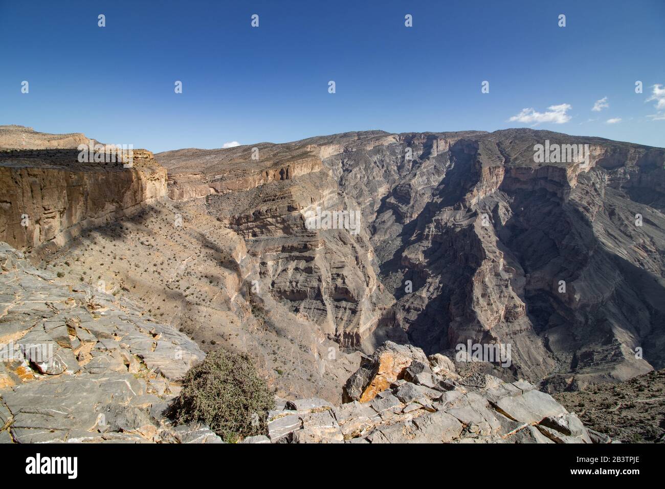 Belle vue le long de la falaise de Jabal Shams près de Nizwa en Oman Banque D'Images