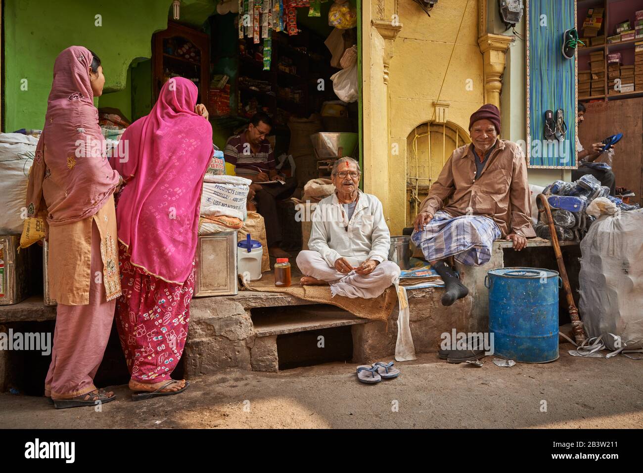 Vie de rue colorée avec des femmes vêtues de saris, Bikaner, Rajasthan, Inde Banque D'Images