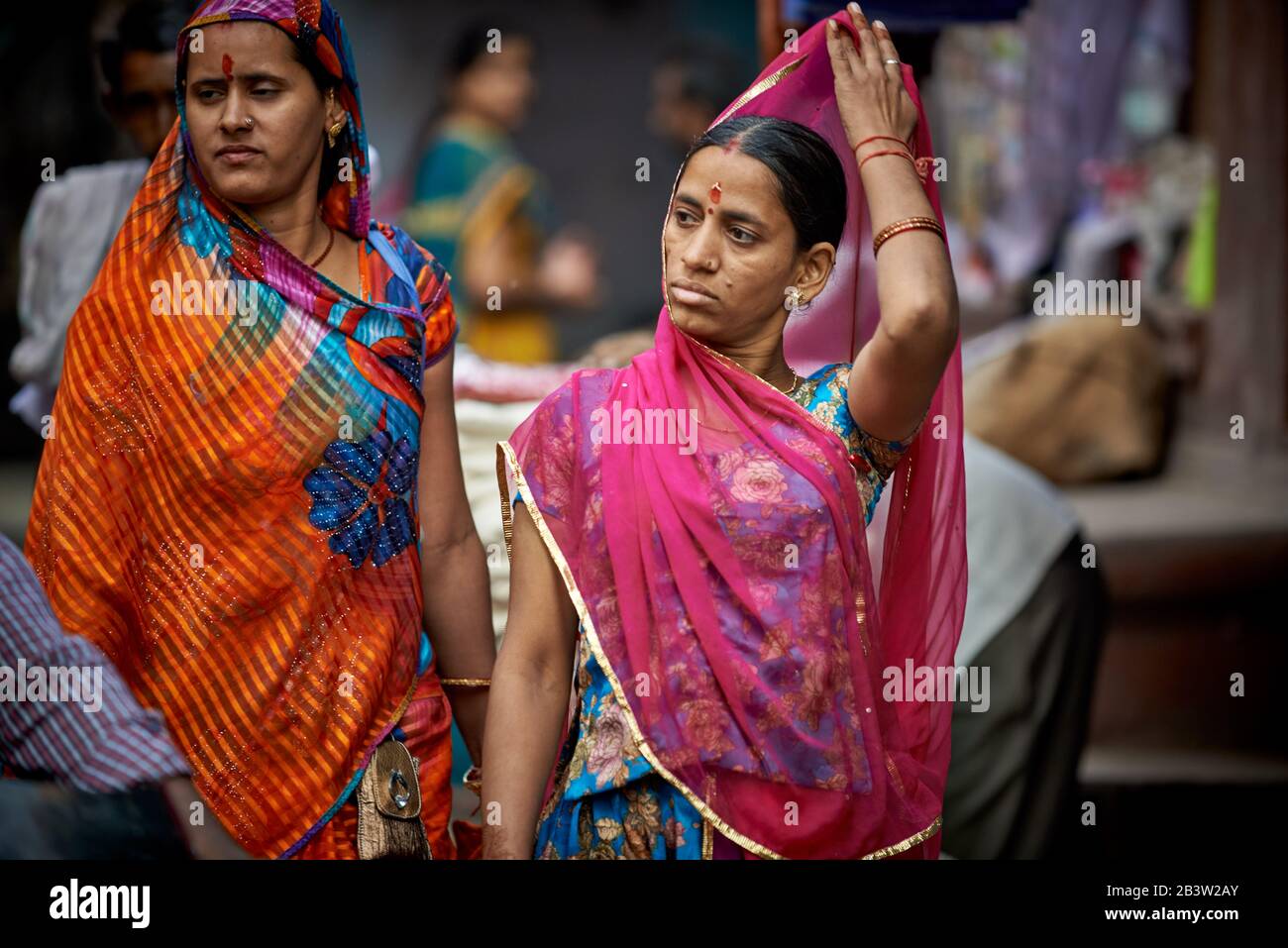 Vie de rue colorée avec des femmes vêtues de saris, Bikaner, Rajasthan, Inde Banque D'Images
