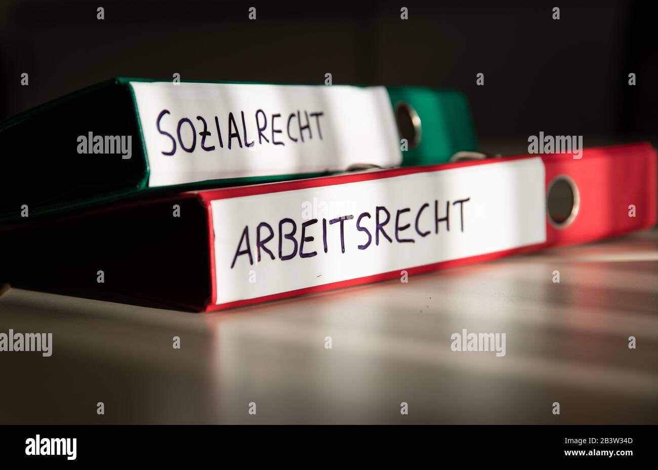 04 mars 2020, Rhénanie-du-Nord-Westphalie, Lengerich: Illustration - dossiers sur le thème du "droit social" et du "droit du travail" sont sur une table dans les chambres du bureau de consultation "Aktion Würde und Gerechtigkeit". Le pasteur social Kossen conseille les travailleurs migrants d'Europe orientale et du Sud-est qui souffrent de conditions de travail difficiles. Photo: Friso Gentsch/Dpa Banque D'Images