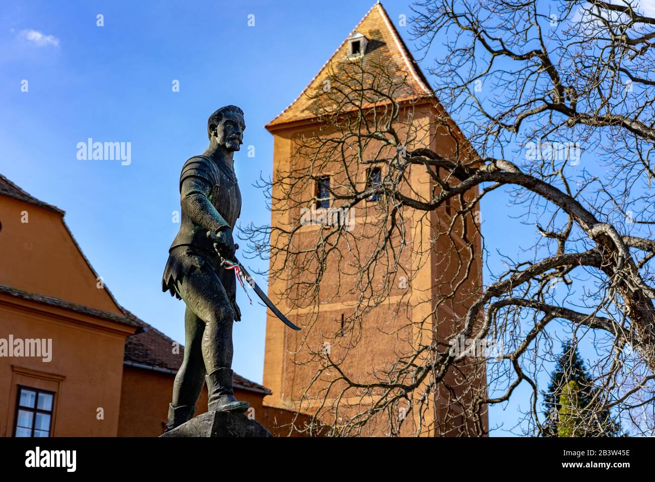 03.05.2020 -Koszeg, Hongrie: Statue dans le château historique de Jurisics sur le héros hongrois Jurisics Miklos qui a sauvé le fort . Banque D'Images