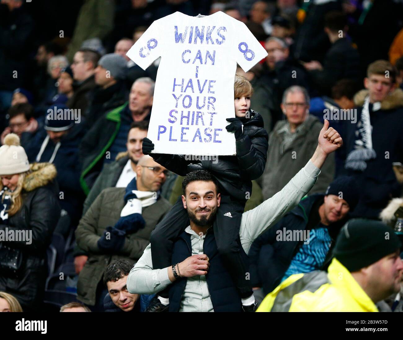 Spirs Fan demander un maillot pendant le match de football du cinquième tour de la Football Cup en anglais entre Tottenham Hotspur et Norwich City au stade Tottenham Hotspur, mercredi 4 mars 2020, à Londres, Royaume-Uni. Norwich a gagné 4-3 après les fusillades de pénalité. (Mitchell Gunn-Espa-Images/Image Of Sport) Photo Par Crédit : Newscom/Alay Live News Banque D'Images