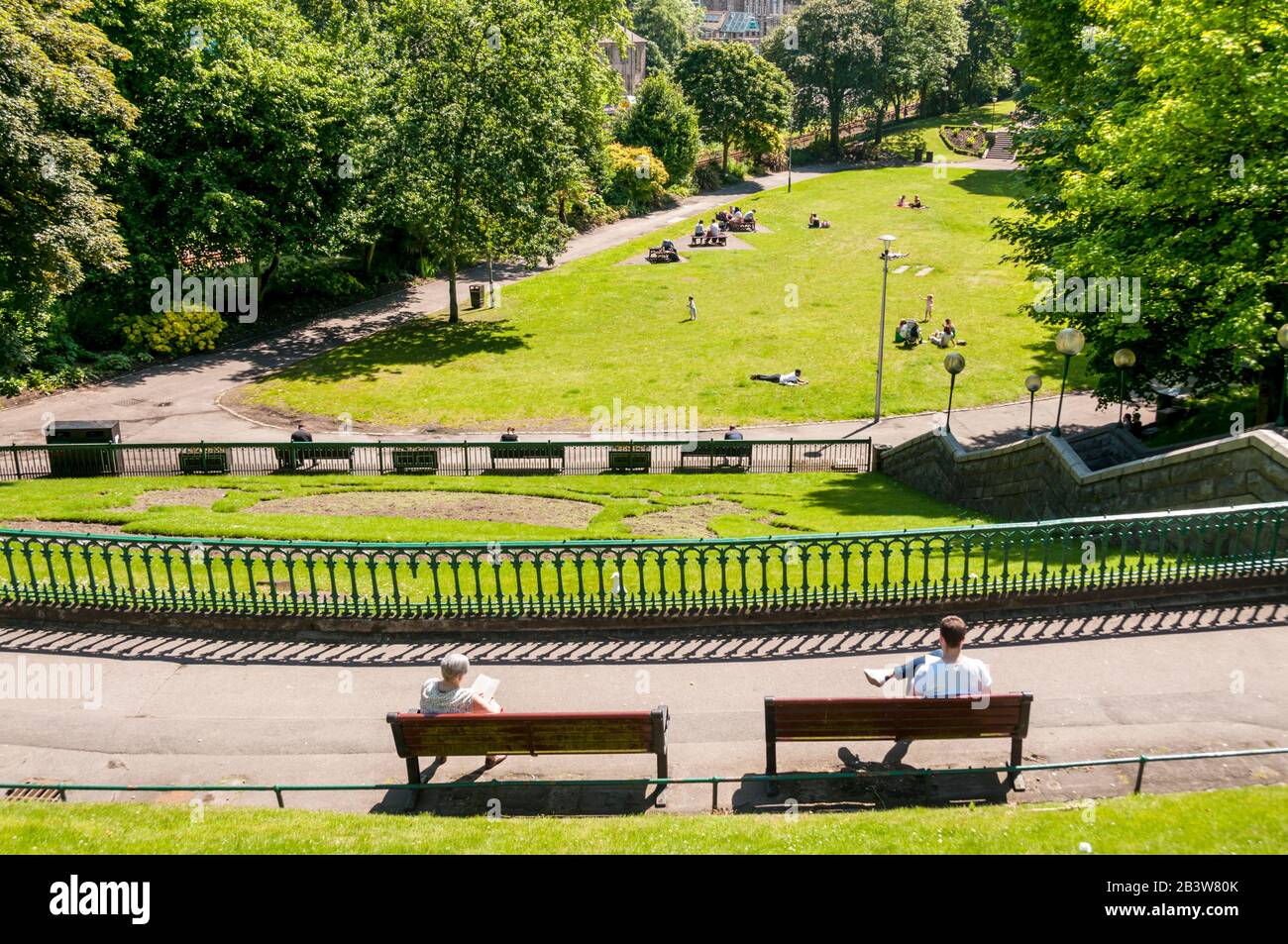 Les gens qui profitent du soleil dans Union Terrace Gardens à Aberdeen. Ouvert au public en 1879, il existe des propositions de réaménagement du site. Banque D'Images