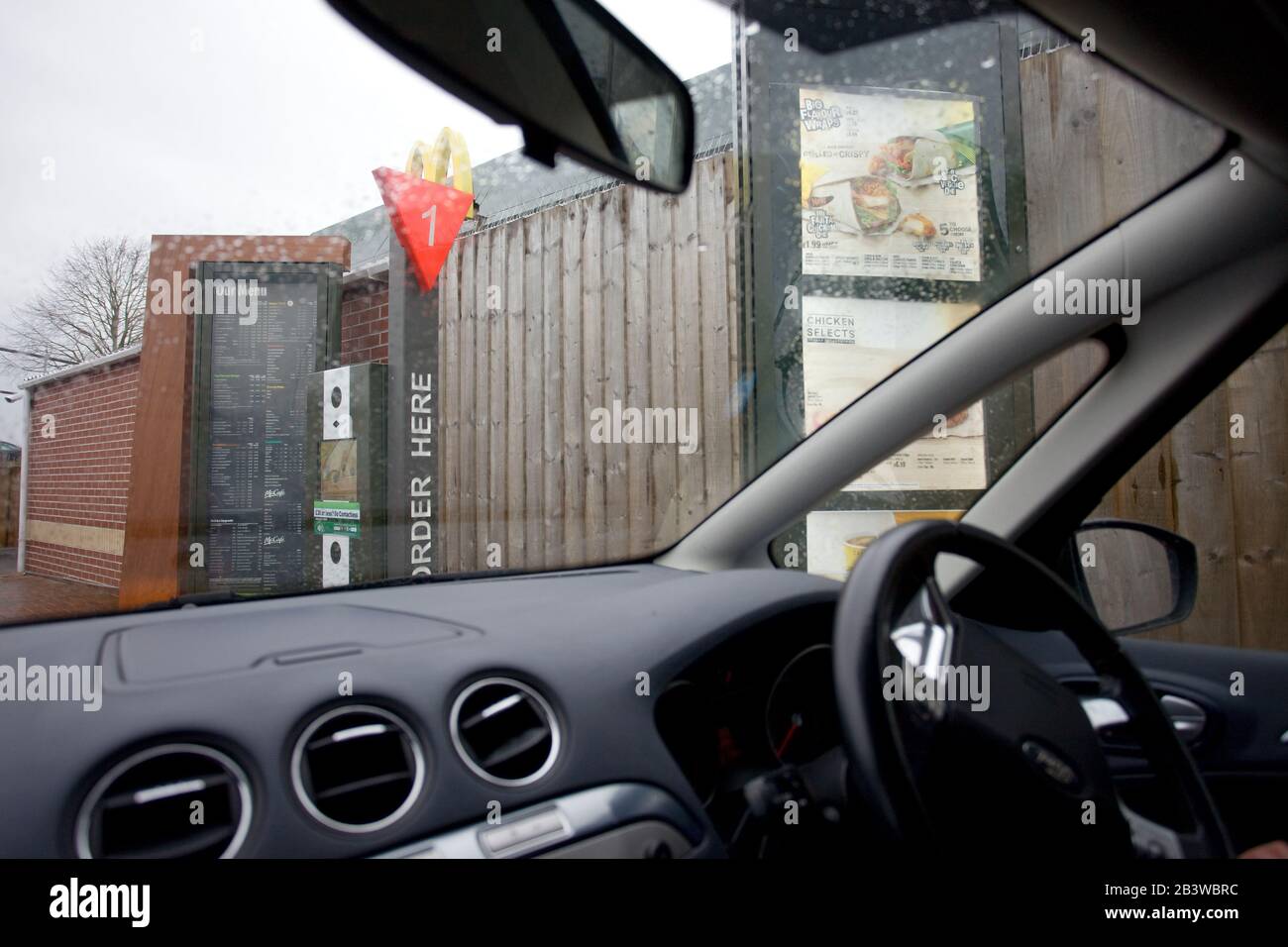 Conduire dans la zone de commande au McDonalds Drive, royaume-uni Banque D'Images