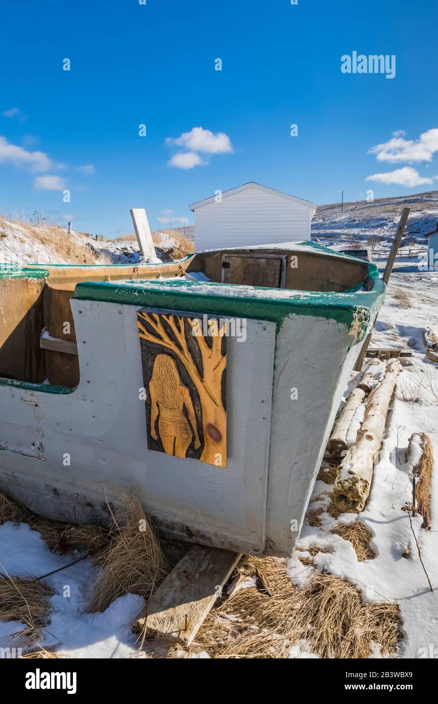 Art sculpté sur un vieux bateau de pêche en hiver dans le village historique de Ferryland, Terre-Neuve, Canada [pas de mainlevée de propriété; permis pour éditorial u Banque D'Images