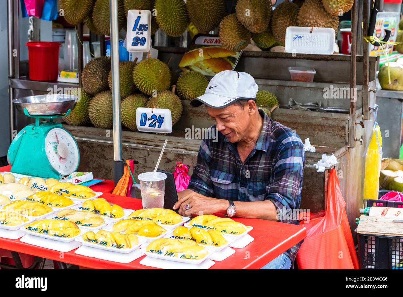 Détenteur de l'étalage sur le marché de Chinatown qui vend des tranches de mangue et de fruits de Jack, Kuala Lumpur, Malaisie, Asie Banque D'Images
