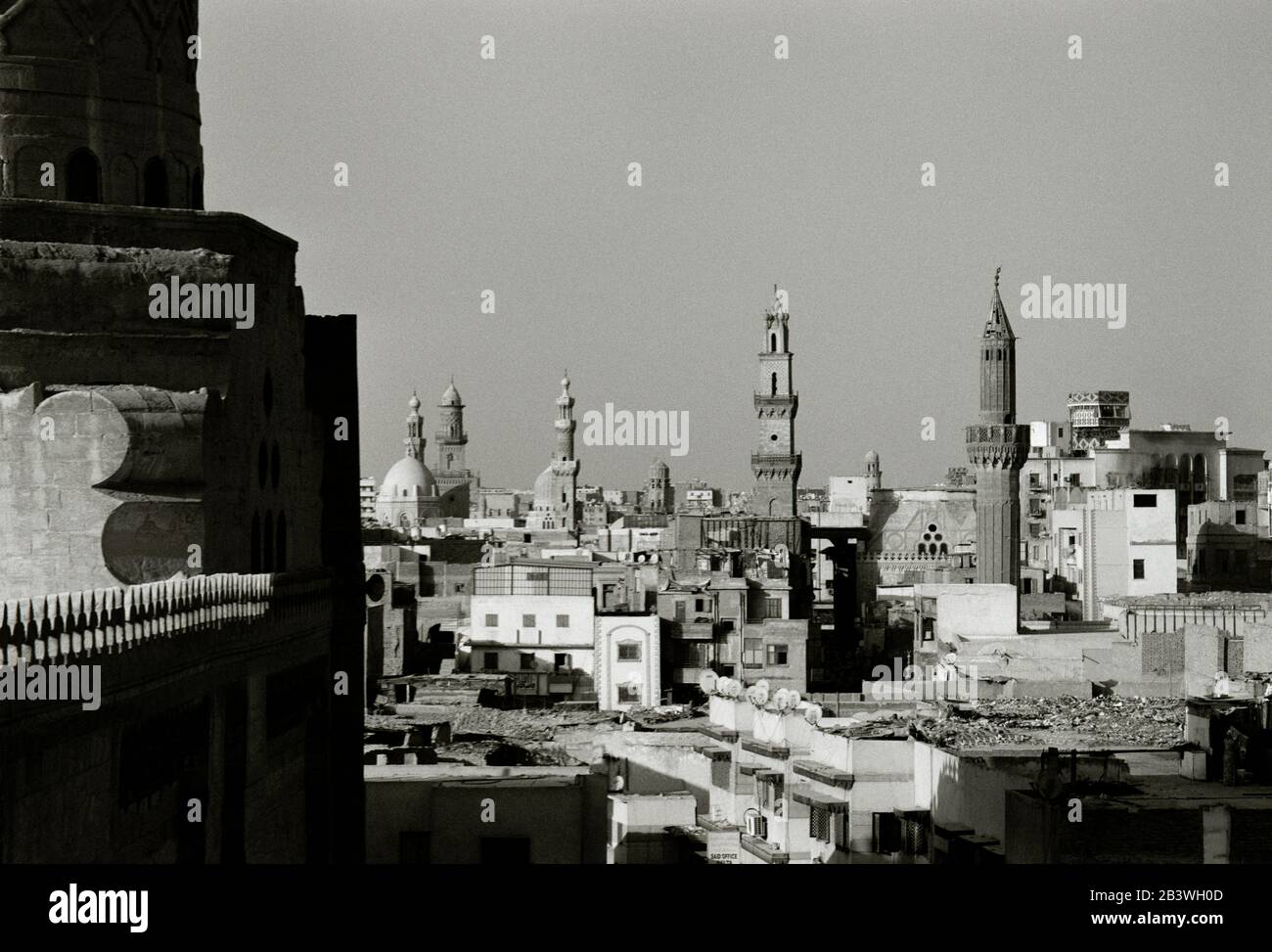 Photographie de voyage en noir et blanc - Cityscape au-dessus du centre-ville islamique Fatimide quartiers de la ville du Caire en Egypte en Afrique du Nord Moyen-Orient Banque D'Images