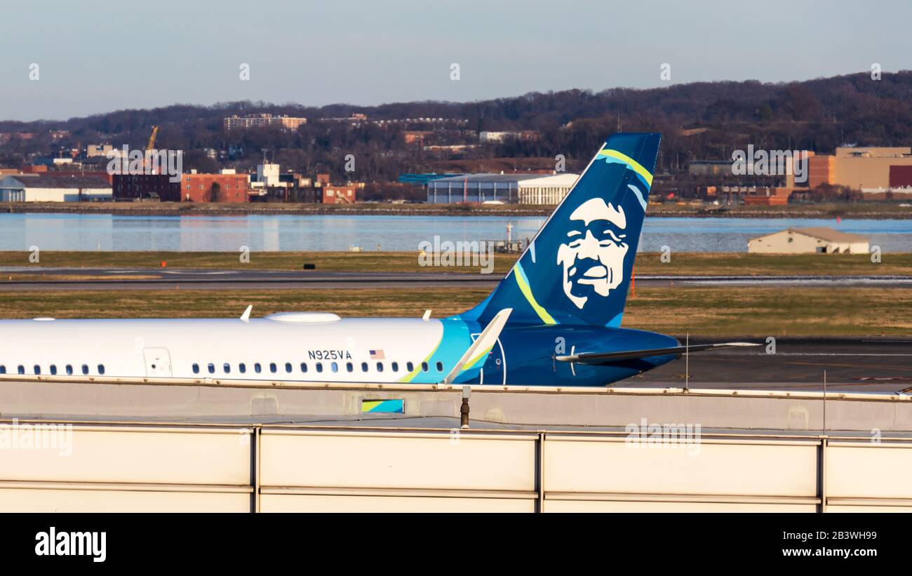 Alaska Airlines a vu une nageoire de queue à une porte, à l'aéroport national Reagan Washington pendant la journée. Banque D'Images