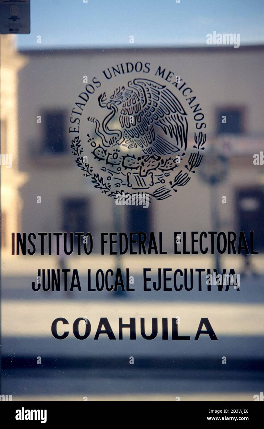Saltillo, Coahuila, Mexique: Fenêtre de l'institut fédéral local d'élections dans la ville industrielle du nord.©Bob Daemmrich Banque D'Images
