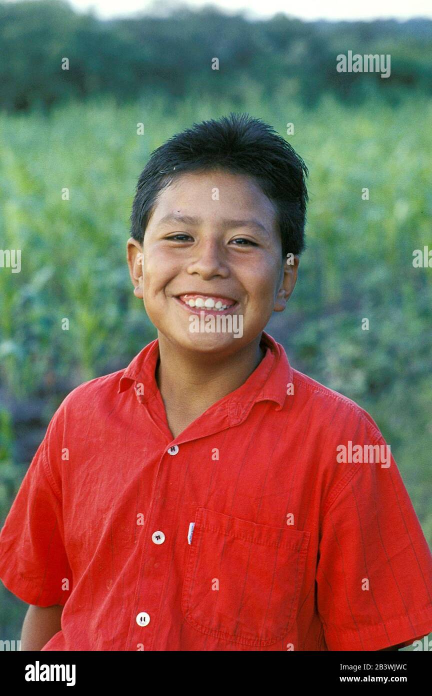 San Miguel de Allende, Guanajuato Mexique, 1996: Un garçon de 13 ans de la famille agricole pose devant le champ de maïs de la famille. M. ©Bob Daemmrich Banque D'Images