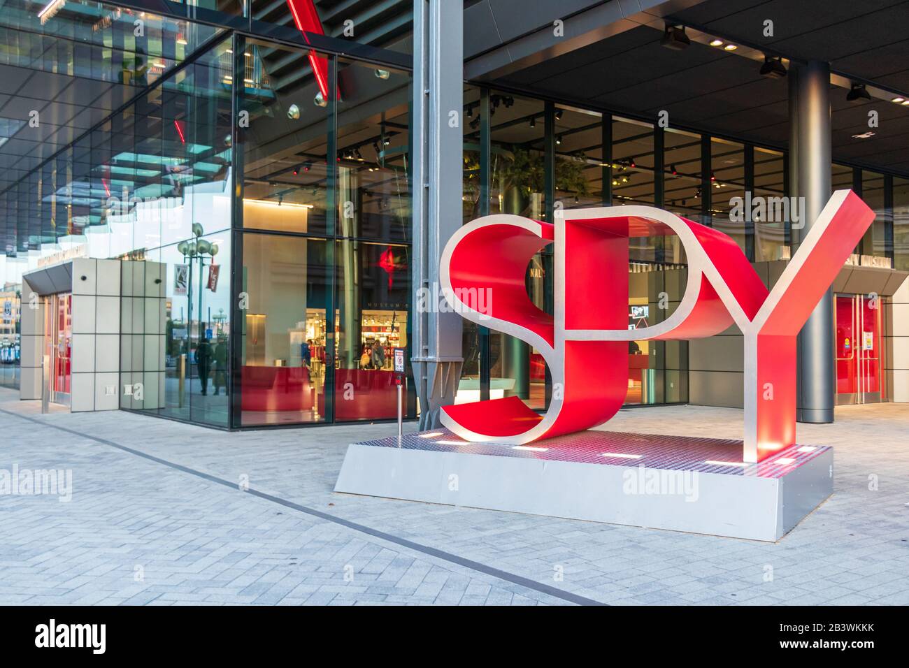 PANNEAU texte SPY à l'avant du nouveau bâtiment pour l'International Spy Museum. Banque D'Images