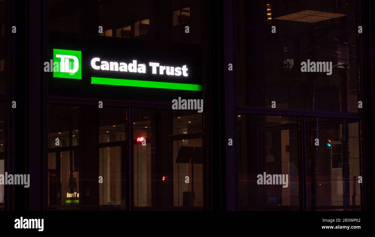 Toronto Dominion (TD) le logo de Canada Trust s'est allumé la nuit devant une succursale bancaire du centre-ville de Toronto. Banque D'Images