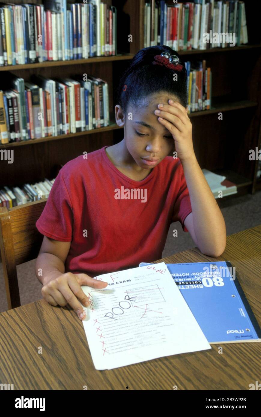 Austin Texas USA, 1998: Septième-grade la fille noire est déçue par la  mauvaise note à l'essai. M. 1998 ©Bob Daemmrich Photo Stock - Alamy