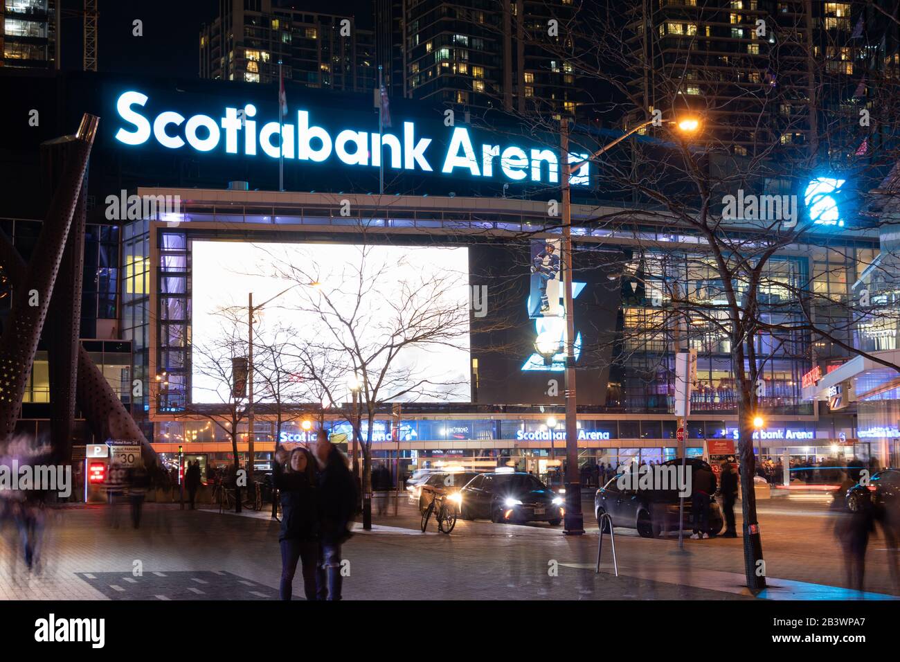 Avant de l'aréna de la Banque Scotia la nuit, près de l'heure du match pour les Maple Leafs de Toronto. Banque D'Images