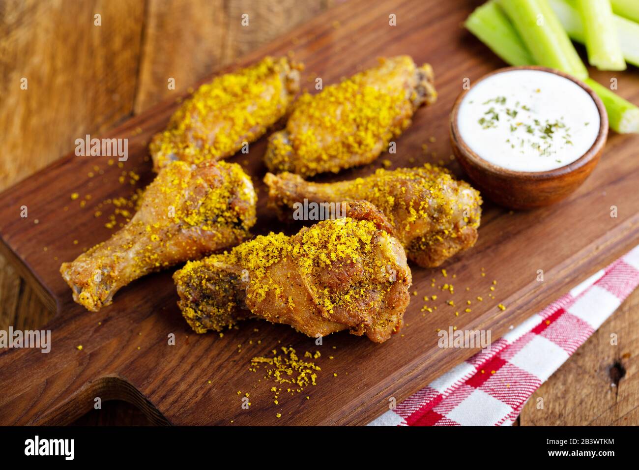 Esty ailes de poulet citron avec bâtonnets de céleri et ranch Banque D'Images