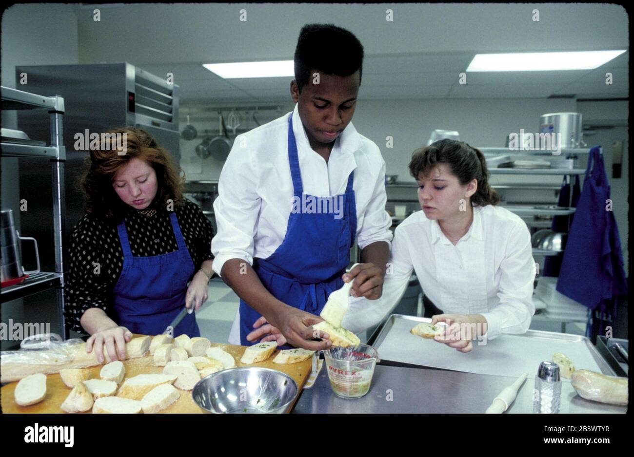 Austin, Texas États-Unis: Les élèves du programme culinaire de l'école secondaire Bowie préparent la nourriture dans la cuisine commerciale de l'école.©Bob Daemmrich Banque D'Images